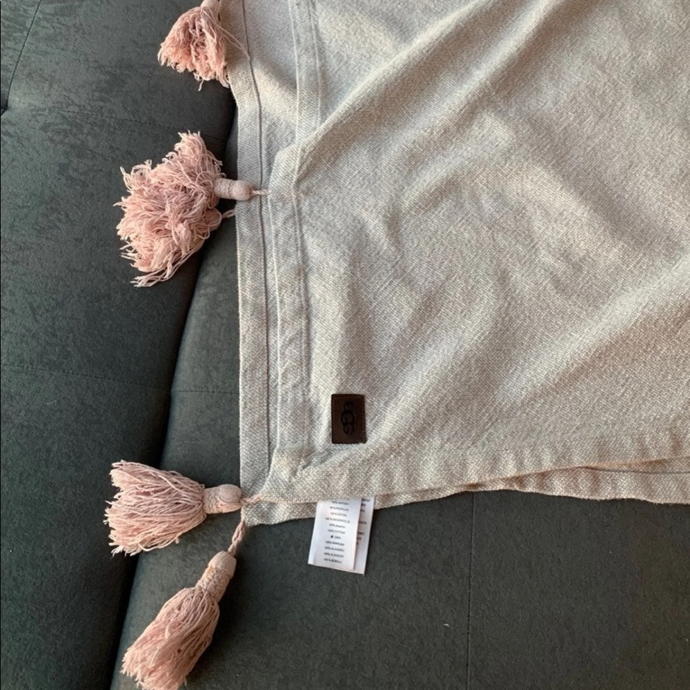 SOLD UGG throw blanket - Picture 3 of 5